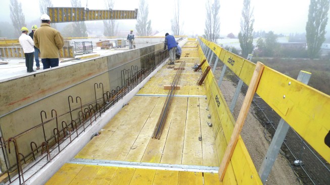 Preassembled folding platforms provide wide working areas that enhance safety. 