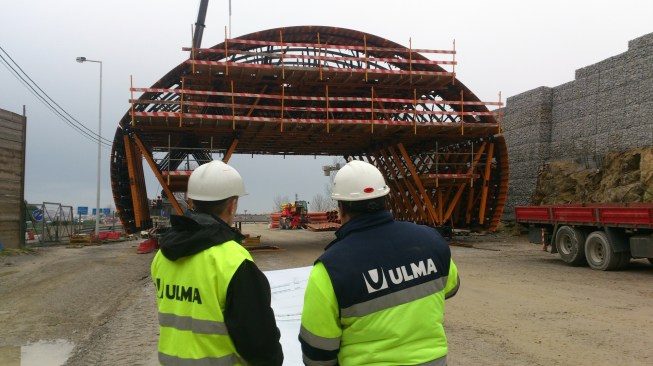 Built-in safety components, including working platforms and access systems.
