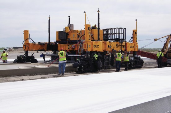 With a “flip of a switch”, G&Z’s S850SL has the ability to either counter-rotate within the machine width or traverse 90 degrees to the paving direction.
