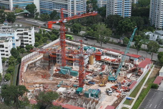 Two ‘top of the range’ Liebherr 1000 EC-H 40 High Top tower cranes make their debut in Singapore on the world’s tallest concrete module structure – the twin 40-story towers.