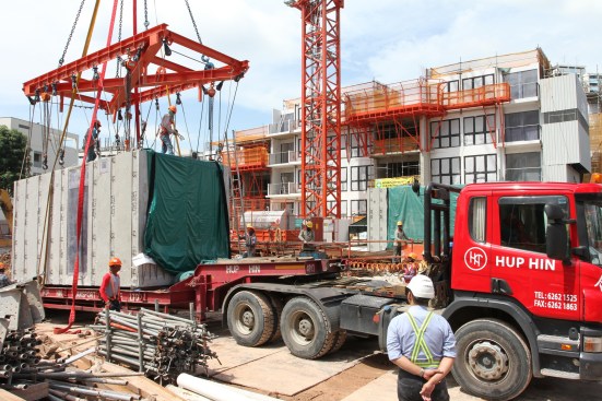 The modules arrive on site from the Singapore ‘fitting out’ yard where core trades including screeding, waterproofing, tiling, sanitary, furniture, window frames and windows have been assembled. 