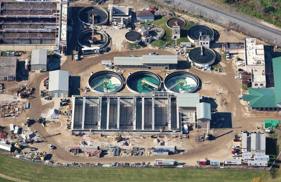 Like many parts of the country, the City of Fremont, Ohio, relied on an aging and increasingly ineffective wastewater treatment plant. The Division of Water Pollution Control chose construction-management-at-risk (CMAR) as the most expedient way to meet state EPA biological nutrient removal (BNR) requirements. The alternative delivery method saved almost $6 million on the plant’s $57 million renovation. 