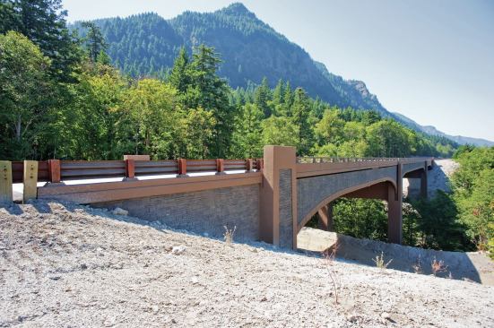 All new OTIA III bridges in the Columbia River Gorge National Scenic Area adhered to the I-84 Corridor Strategy design guidelines. To match their environment, the bridges either blend in with the dark, natural basalt found throughout the Pacific Northwest or reflect the lighter, dry landscape of the eastern Gorge, shown here at the Moffett Creek Bridge.