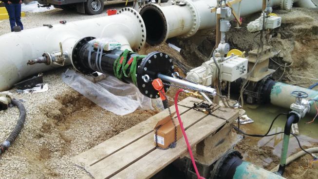 Inflatable line stop for valve insertion.