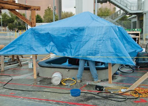 Jason Geiser and his helpers started their work before the show opened. Unfortunately, one of the days was stormy and windy, so they erected a cover over their work.