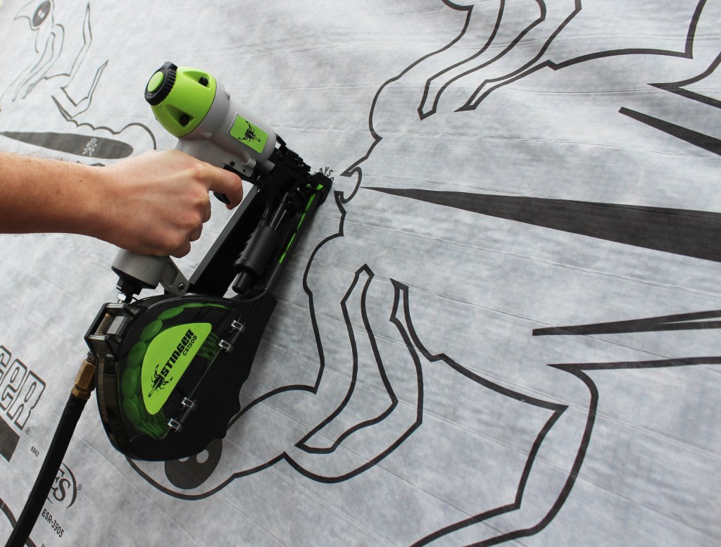 The STINGER CS150B Cap Stapler can shoot 200 caps and 200 staples before reloading.
