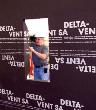 Delta Vent SA sticks to the sheathing and to itself with a self-adhesive edge lap.