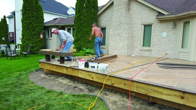 A contrasting seam board in the middle of the deck highlights the diagonal decking.